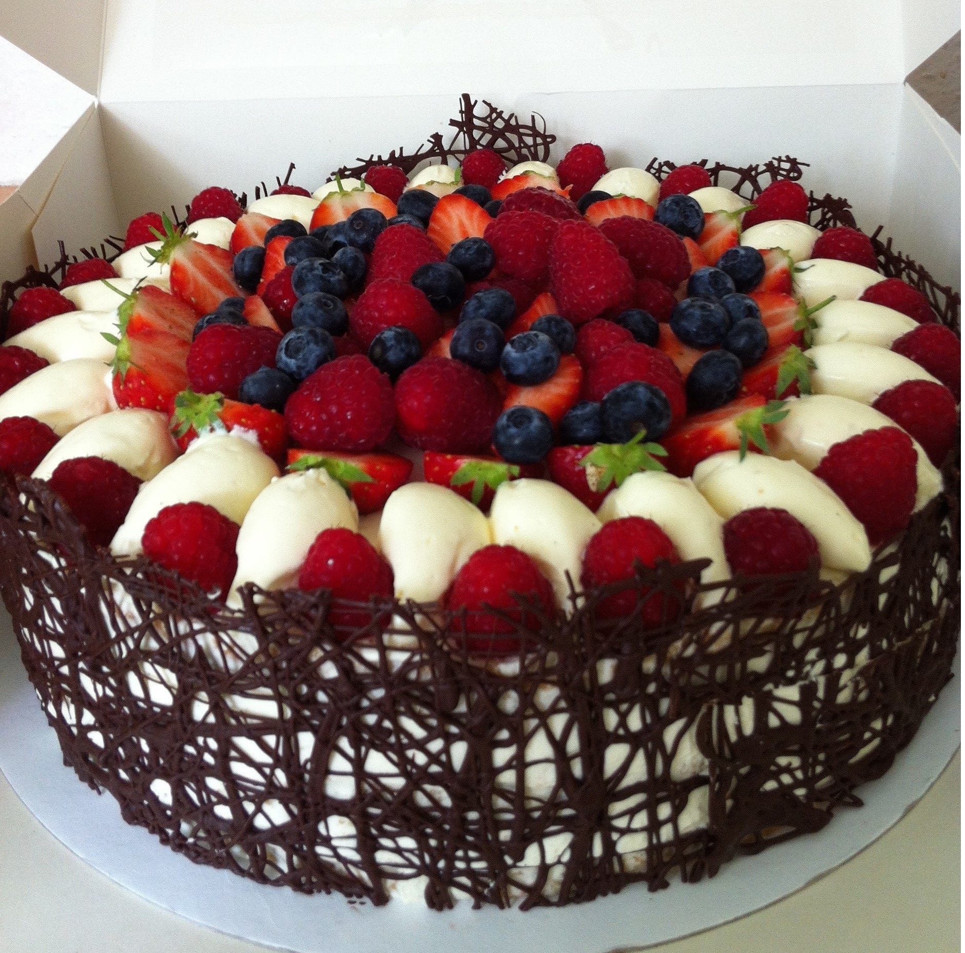 Над воротами занялась красивее торты. Красивые торты. Красивый торт с клубникой. Украшение торта фруктами. Красивые тортики на день рождения.